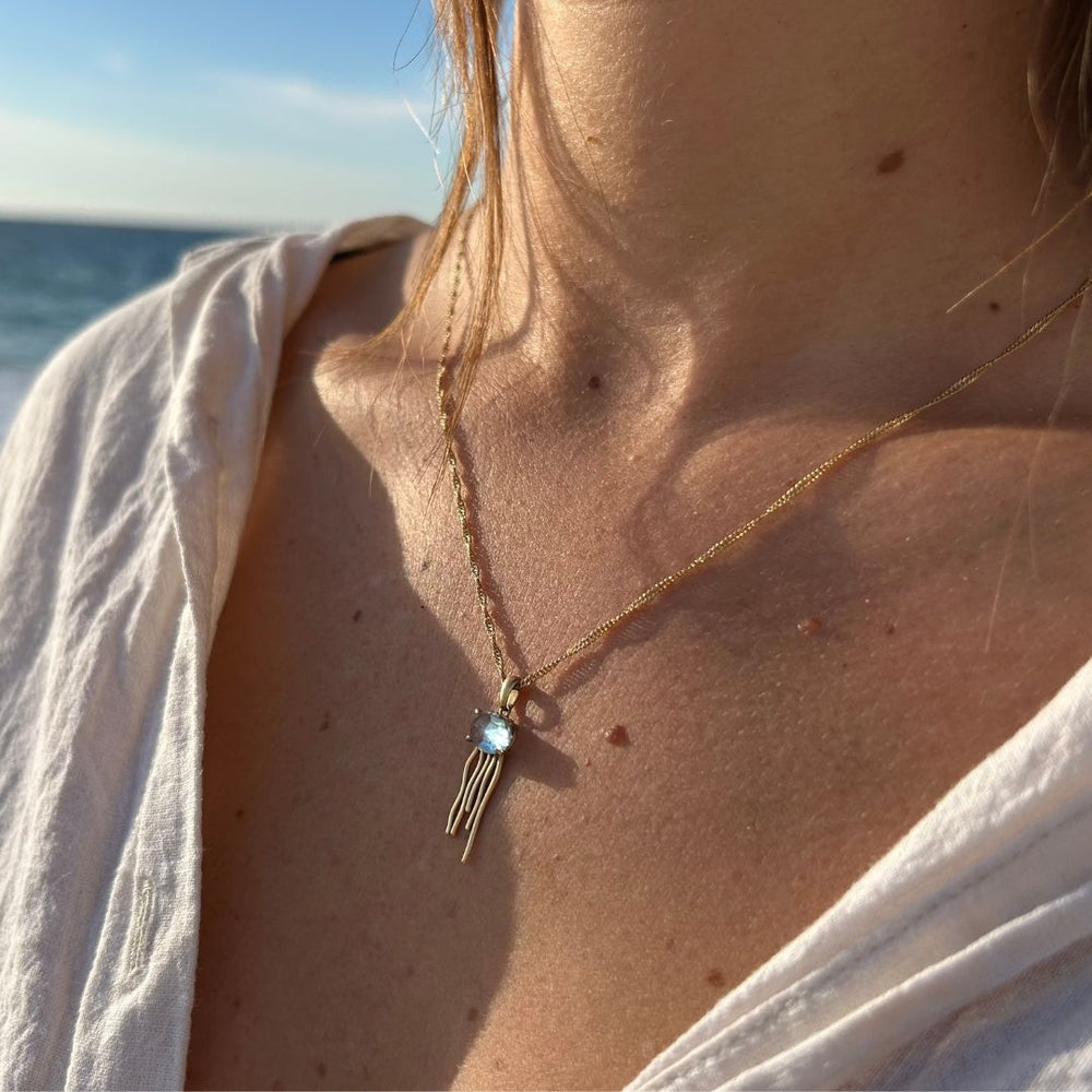Colar com pingente Água Viva usado na praia